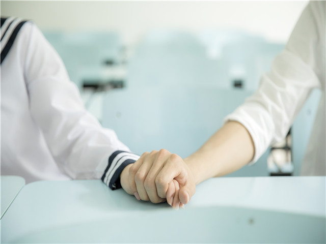 早恋的女孩有什么特点 早恋的利与弊